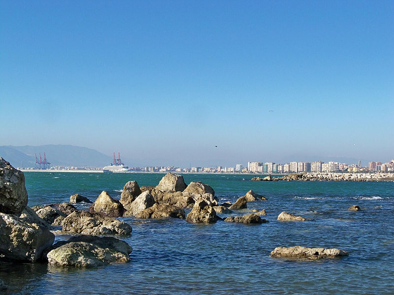 Mlaga_desde_la_playa_de_Pedregalejo.